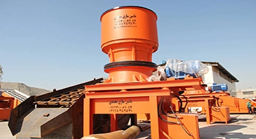 این نوع سنگ شکن های مخروطی به عنوان سنگ شکن های ثانویه ،در معادن مورد استفاده قرار می گیرند و دارای راندمان بالاواستهلاک کم برای سنگهای دارای سختی بالا می باشد . قطعات سایشی این نوع سنگ شکن ، از فولاد منگنزی می باشد . سیستم تمام اتماتیک در دستگاه ، از فولاد منگنزی می باشد . سیستم تمام اتوماتیک در دستگاه ،با بالا و پایین رفتن شفت ودر نتیجه ، تنظیم دهانه ورودی ، باعث می شود هیچگونه فشاری به دستگاه وارد نشود .